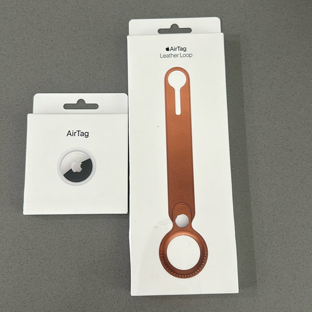 Apple AirTag and leather loop set